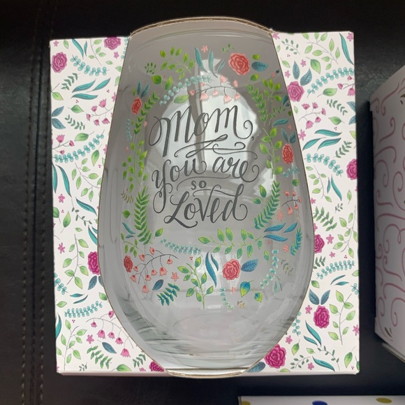 A set of 3 Mother's Day, Best Mom water or wine glasses Fig & Fern brand NWT - Picture 4 of 4
